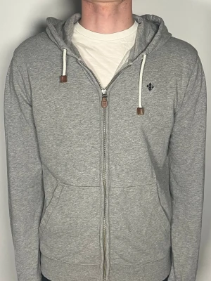 Morris zip hoodie  - Säljer en ritkigt snygg och trendig Morris ziphoodie i fint skick, storlek XS, vid frågor är det bara att skriva //Gramenti