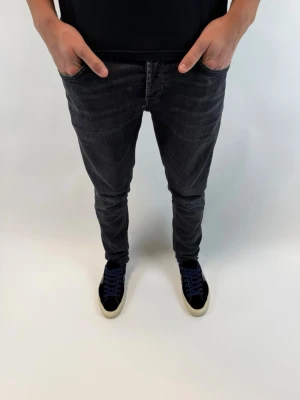 Dondup Jeans George  - Dondup Jeans George! Trendigaste jeansen på marknaden.  Ny pris= 4000 kr Säljs för= 799 kr