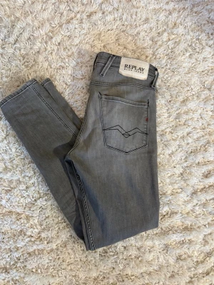 Replay Anbass Jeans - Ljusgråa replay anbass som är i mycket bra skick. Storlek 30