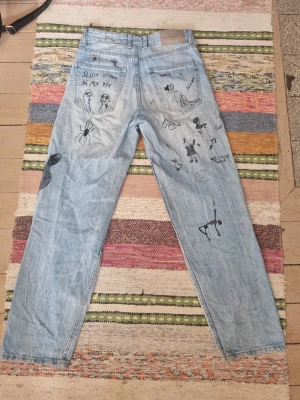 COOLA JEANS - Världens bästa jeans söker en ny tuff människa! Perfekt för dig som har en cool stil! Dem har tyvärr blivit försmå för mig annars hade jag aldrig sålt dem, för dem är sååå sköna och snygga!♥️ Kontakta vid frågor