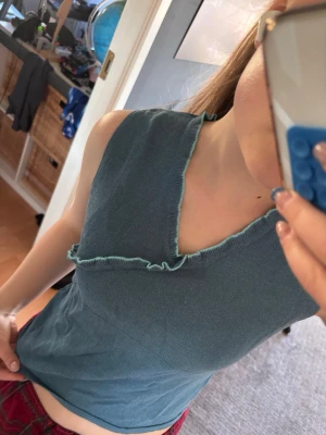 Sommartröja/linne - En skit snygg och cool tröja till sommaren med detaljer som volang. Är supersnygg och passar perfekt till sommaren och våren både färg och modell mässigt men också att den är väldigt tunn vilket svalkar en lite. Står att det är storlek L men jag bedömer den som xs/s då den är rätt liten. Används några få gånger. 