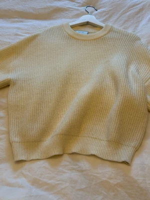 Stickad tröja  - Från NEO NOIR 