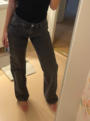 Svarta/gråa raka jeans  - Säljer ett par svarta/gråa jeans med rak passform . Jag är 170cm lång.