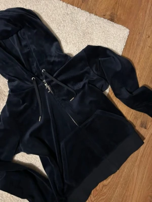 Mörkblå huvtröja Juicy Couture - Blå juicy huvtröja i storlek M. Nästan aldrig använd och ser ut som ny. Väldigt skön.