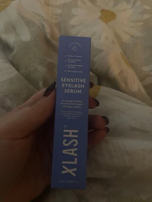 Xlash Sensitive Eyelash Serum - Xlash Sensitive Eyelash Serum i blå förpackning, speciellt framtagen för känsliga ögon. Innehåller bioaktivt algextrakt, veganskt keratinkomplex och multi-peptidkomplex för längre och starkare fransar. Svensktillverkat och oftalmologiskt testat. Aldrig använd i förseglad förpackning.
