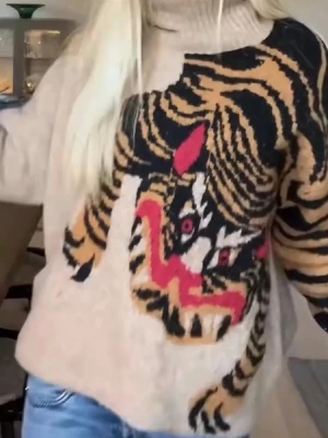 sticjad tröja med tryck  - cool stickad tröja med tryck !! säljs inte längre ❣️pris kan diskuteras 