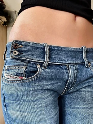 Diesel vintage jeans - Riktigt coola slitna vintage dieseljeans med den ikoniska midjan. Storlek 27 (passar som XS). // midja 35,5 cm tvärsöver, innerbenslängd 75 cm, benöppning 21,5 cm 🩷 (har tyvärr inga fler bilder med dem på eftersom de är alldeles för små men kan skicka bilder på på ett liknande par om det behövs)