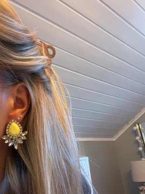 Örhängen  - Jätte coola örhängen. Vet tyvärr inte märket. Aldrig använd! 💕