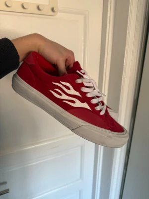 Röda straye sneakers - Röda ”Vans” liknande skor från märket Straye. Unika och inte så vanliga skor i väldigt bra skick. Skickas i låda men inte orginallåda. Vid fler frågor eller intresse för fler bilder är det bara att höra av sig🤠