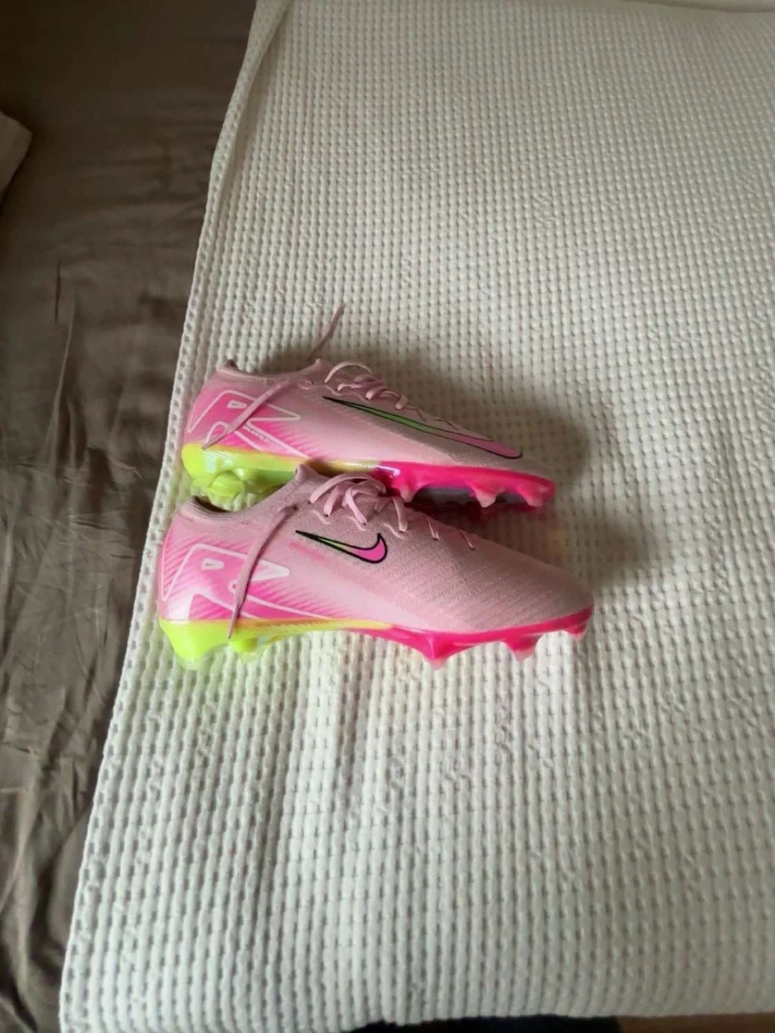 Nike rosa fotbollsskor med neon detaljer - 1