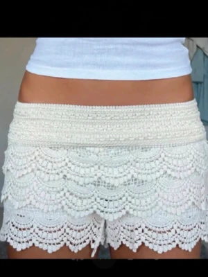 Spetsshorts vita  - Spetsshorts 💓💓köpta i Spanien!! Använda en gång bara 💕💕XS/S
