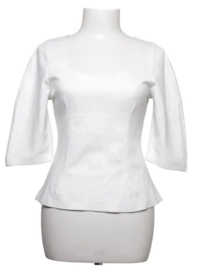 Vit blus med trekvartsärm - Snygg vit blus med rundad v-ringning och trekvartsärmar. Säljer då den ej kommer till användning och är aldrig använd. Så nytt skick och har bara klippt av prislappen. Finns ej längre, ordinarie pris : 299kr