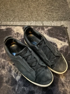 Zegna triple stitch  - Säljer/byter ett par Zegna triple stitch i stl 43. Inte i den bästa konditionen men skorna har fortfarande mycket kvar att ge. Öppen för byten och är då mera ute efter märken så som Zegna, Brunello cucinelli, Loro Piana, eleventy, Moorer och Ralph lauren purple label samt crocket & Jones