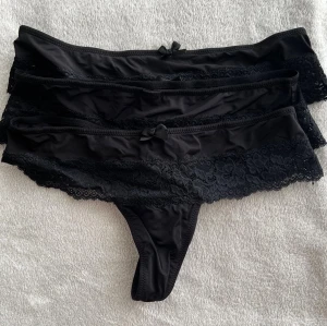 Svarta spets-trosor med rosett - Tre stycken trosor hunkemöller.