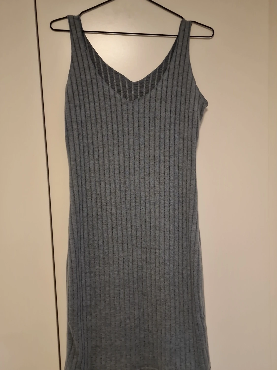 Grå ribbad ärmlös klänning - 1