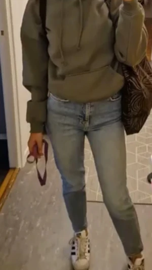 Highwaist jeans gina tricot , tror dessa är mom jeans - Super snygga jeans med hög midja, som blivit för små, liten fläck på benet ,inget jag stört mig på, jag är 162 och dessa sitter perfekt i längden😍 bild nr 6 visar bilden med fläcken. 
