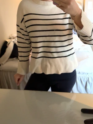 Vit stickad tröja med svarta ränder - Säljer en vit stickad tröja från lager 157 med svarta ränder! Den är endast använd få gånger💕