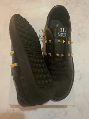 Valentino Rockstud sneakers - Svarta sneakers från Valentino, Helt nya och oanvända, priset kan diskuteras.