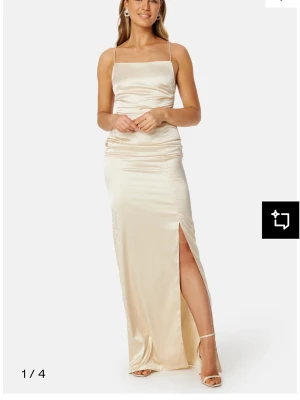 Balklänning Bubbleroom - Super fin balklänning från Bubbleroom i stl. 34 🥺🌸 Endast använd en gång på min bal i 9an för 3 år sedan så den är i väldigt fint skick! Helt slutsåld. Nypris 1099