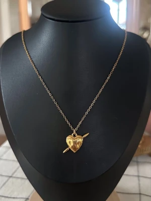 Maria Nilsdotter Tuvstarr necklace Inspired! - Inspirerat Halsband av Maria Nilsdotter. Halsbandet är 100% rost och nickelfrit och kedjan är 40cm men går att förlänga med ytterligare 5cm. Vid mer frågor är det bara att höra av sig ☺️