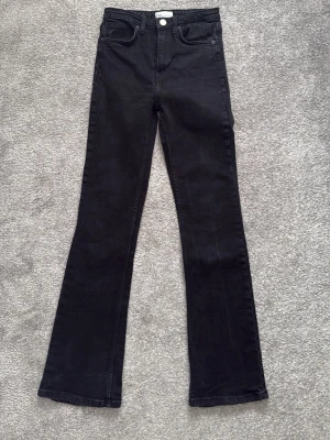 Svarta bootcut jeans från Zara - Snygga svarta mid/high waistbootcut jeans från Zara. Ganska stretchiga i tyget så de sätter sig perfekt. Dm för bilder på☺️