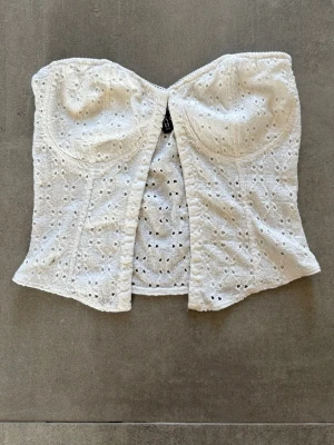 Vit spetskorsettopp - Supersöt vit korsettopp från HM i storlek s. Toppen är nästan aldrig använd❤️