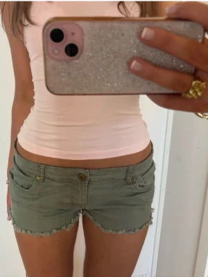 Khaki lågmidjade shorts - såå snygga khaki fårgade Lågmidjade vintage shorts! Midjemått : 38. Jag är 168 och det är mina bilder, köp via köp nu direkt eller Swish, kvar tills markerad som såld 💖 
