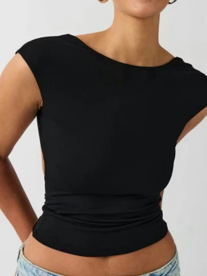 Svart topp med öppen rygg - Snygg svart topp med öppen rygg från Gina tricot. Kommer ej till användning. Original pris 230kr. (Bilder från ginas hemsida)