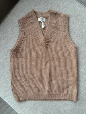 Beige stickad väst - Supersnygg stickad väst från Object i storlek xs. Använd fåtal gånger, så i toppenskick! Superfin att ha med en skjorta under. 