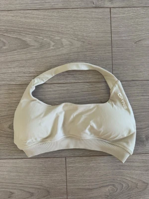 DFYNE Impact Bra  - Snygg beige sport-bh från DFYNE. Aldrig använd Strl Xs 275 kr🩷