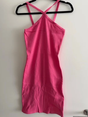 Rosa klänning - Kort rosa klänning från Lager157. Aldrig använd, prislapp sitter kvar. 