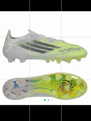 Adidas X Ghosted+ FG fotbollsskor - Säljer ett par Adidas X Ghosted+ FG fotbollsskor i vitt och neongult med svarta detaljer. Skorna har en låg profil, strömlinjeformad design och genomskinlig yttersula med dobbar för spel på naturgräs. Tillverkade i syntetmaterial för lätt vikt och snabbhet. Använd 1 gång. 