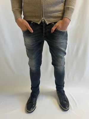 Dondup George - Tja!  Säljer nu dessa sjukt eftertraktade grå Dondup George detox med original slitningar från frabrik. Se storlek nedan. Jeansen är i mycket bra skick.                                                   Nypris: 3500kr                                                                 Säljs för: 799kr                                                                 Tveka inte på att höra av er vid intresse eller frågor!