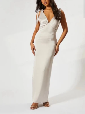 Balklänning - Jättefin slutsåld balklänning ifrån Booho🩷Nyskick! Nypris 1430kr. Champagne/beige färgad