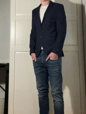 Jack & Jones Premium kavaj - Tjena! Säljer nu denna Jack & Jones kavaj i storlek 44, super slim fit. Marinblå färg, perfekt till finare tillfällen. Väldigt bra skick, knappt använd.   Nypris: 1500 kr Mitt pris: 599 kr