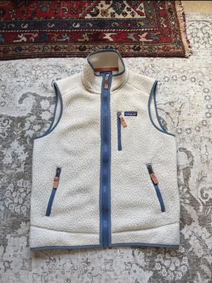 Vit fleeceväst från Patagonia - Säljer en vit fleeceväst från Patagonia. Herr storlek S, passar som dam M. 