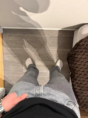 Only & sons - Säljer ett par grå jeans med rak passform. Jeansen har fem fickor och klassisk dragkedja med knapp. Materialet är denim i bomull och färgen är en snygg tvättad grå nyans. Perfekta till en avslappnad stil. OBS jeansen är uppsydda till 30 längd!