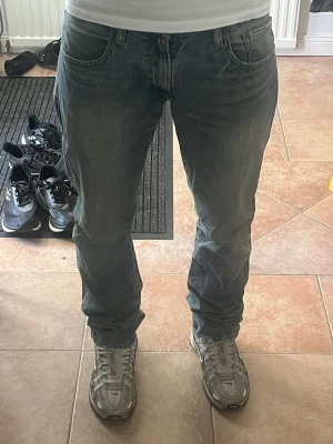 Ralph Lauren Jeans - Säljer dessa snygga Ralph Lauren jeans i en snygg ljusblå färg perfekt till vår/ sommar, jeansen har en snygg tvätt och är i bra skick. Det finns även en snygg slitning på vänster knä. Storlek 32/32. Hör av er vid funderingar!