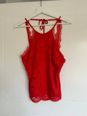 Linne - Linne med spets och knytning i nacken. Dubbelt tyg framtill. Aldrig använd, bara testad