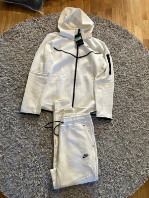 Vit Nike tech - Säljer en helt ny vit Nike tech. Oanvänd XL. Längd o mått kan skickas. Pris kan såklart diskuteras.
