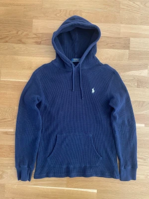 Ralph Lauren Tröja - Tjena, säljer en riktigt fin Ralph lauren tröja som inte passar, speciellt material då de är lite tunnare så perfekt inför sommaren och våren! Ser bättre ut när man har på sig den än hur den ser ut på bilderna. Storlek XS så passar någon mellan 160-170 som bäst men kan ha upp till 173. Tröjan är i toppskick och inga tecken på användning så. Skriv gärna om ni vill ha fler bilder eller något så löser jag de😊 Pris kan diskuteras vid snabb affär!