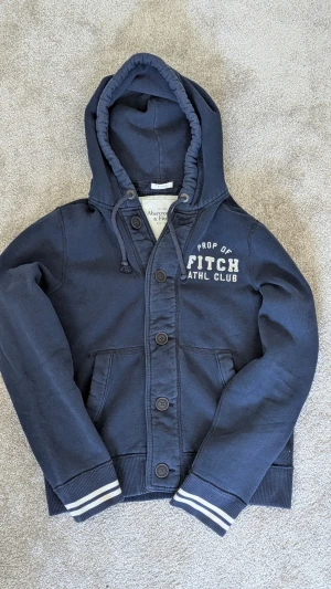 Abercombie & fitch cardigan - Skön vintage abercombie & fitch cardigan perfekt för sena sommarkvällar. Stora snygga knappar fram. Inga defekter! Bud tas.