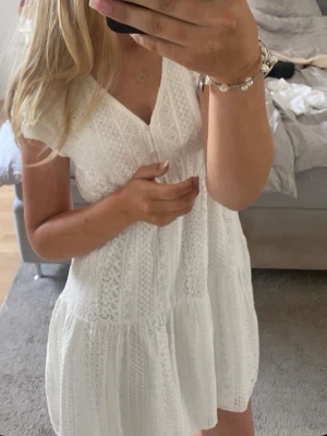 Fin klänning från Only - Säljer denna fina klänning från Only, bara använd en gång❤️