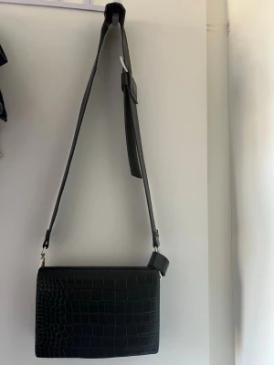 Svart axelväska - Stilren svart axelväska med som passar till allt 🖤 Mindre skada, se bild 3