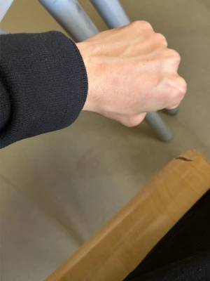 Svart tröja med ribbad mudd - En svart tröja med ribbad mudd vid ärmslutet. Tröjan har en enkel och stilren design, perfekt för dig som gillar basic plagg. Materialet ser ut att vara mjukt och bekvämt, och passformen är klassisk.
