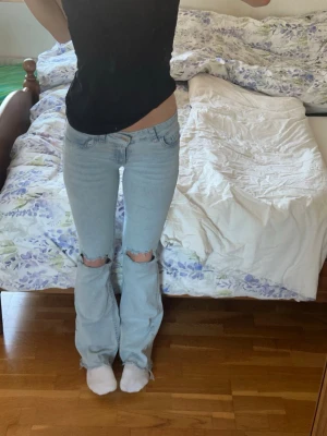 Ljusblåa lågmidjade jeans  - Säljer dessa ljusblåa jeans med rosa detaljer från Nelly. Vid fler frågor eller funderingar är det bara att höra av sig!💗