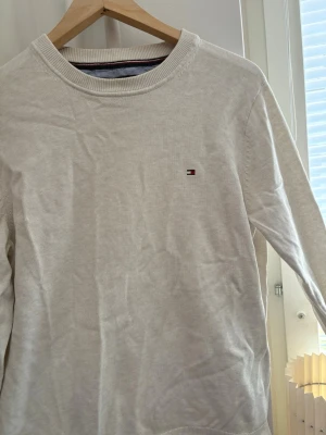 Tommy Hilfiger tröja  - Schysst Tommy Hilfiger tröja i storlek M. Sitter mycket bra och i riktigt bra skick för ett bra pris! Skriv vid funderingar!