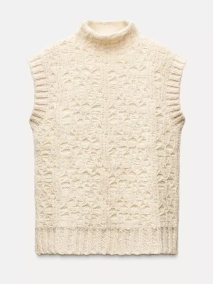Vit/beige stickad tröja Zara - Jättesnygg stockad tröja från Zara!! Går upp lite i halsen. Går att förhandla☺️