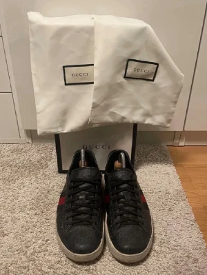 Gucci svarta sneakers med röd detalj - Ett par riktigt feta Gucci skor! |  Storlek 43 men passar 44 |  Nypris runt 8 tusen säljs för 2399kr! |  Skicket är riktigt bra 8/10, allt i perfekt skick. De enda är att det är lite slitet under sulan, men lång tid till de går hål! | skriv till mig vid minsta intresse eller fundering!😄