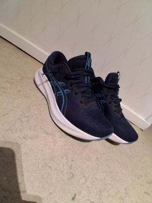 Mörkblå Asics  - Snygga mörkblå asics använt 2 gånger men är som ny och kostar 1000kr ny.